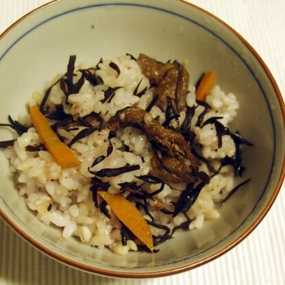 雑穀米に混ぜたので、ちょっと彩りが悪いですが・・・とても簡単に美味しいひじきご飯ができました。ご馳走様☆